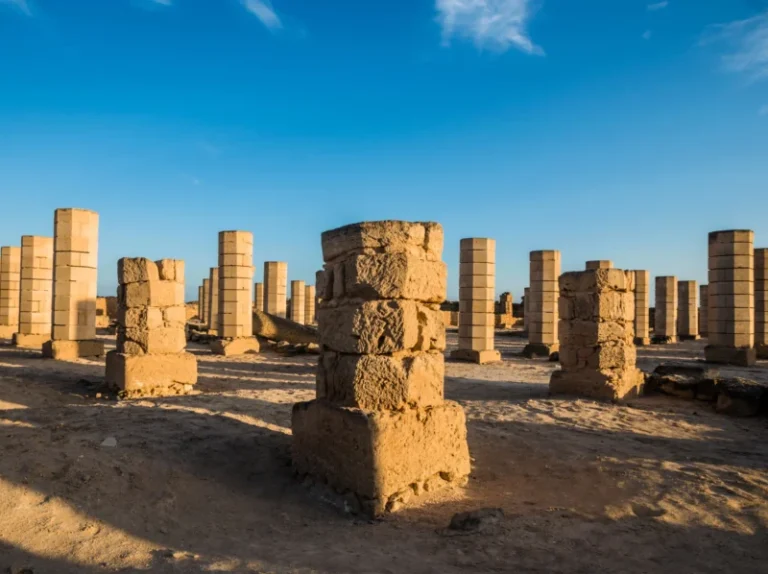 Ruinen von Salalah im Oman bei Sonnenuntergang