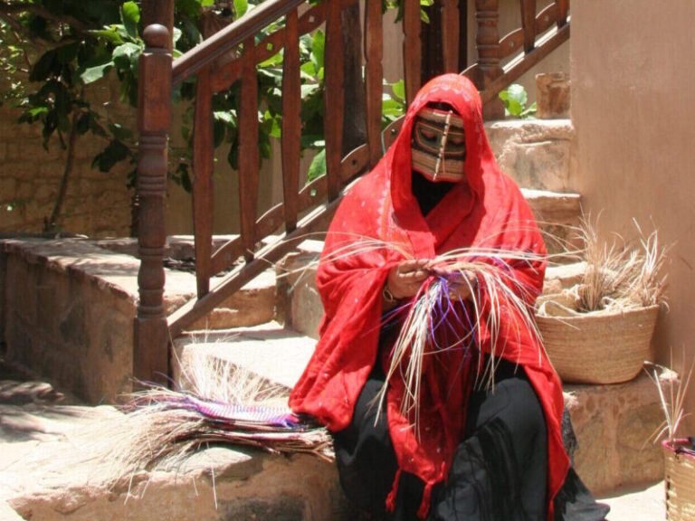 Dhofar – Korbmacher, der im Schloss in Taqah, Salalah, Oman, arbeitet