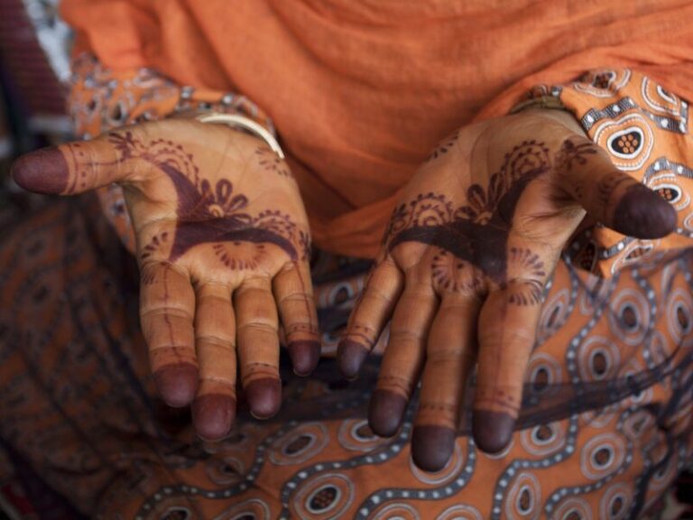 Oman, Wahiba-Wüste, mit Henna bemalte Hände einer Beduinin